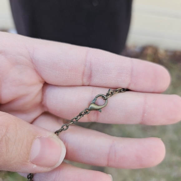 dark brass chain necklace with round pastel flower pendant - Picture 3 of 3